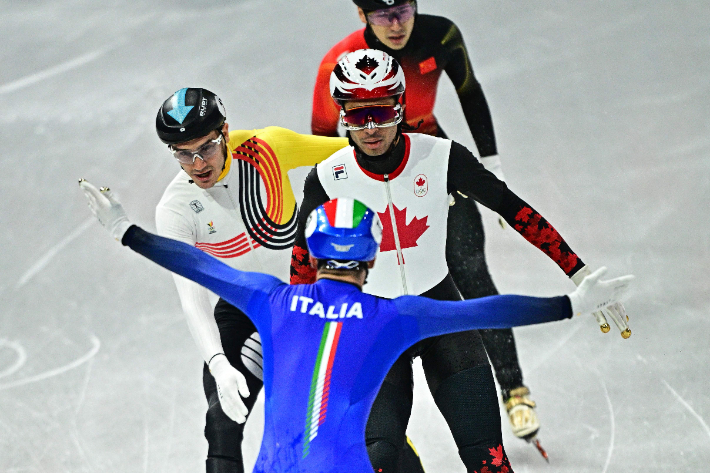 쇼트트랙 혼성 2000m 계주에서 뒤로 들어온 피에트로 시겔. 연합뉴스