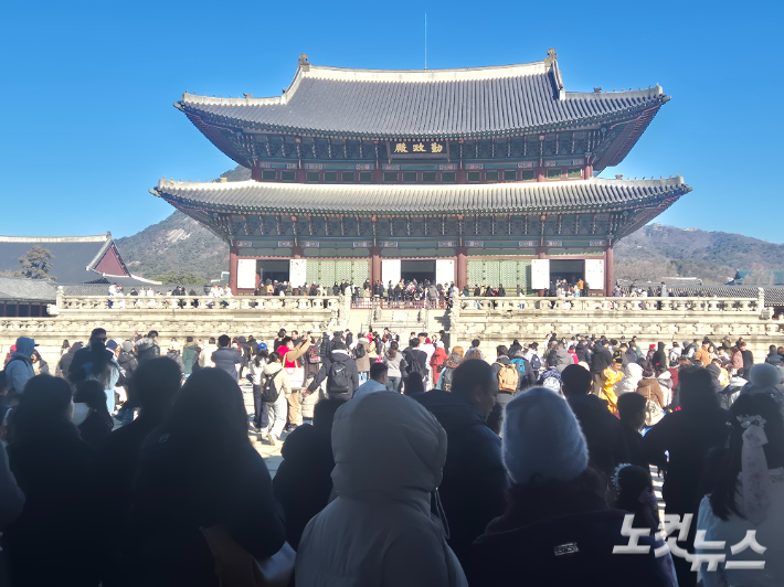 설 당일인 17일 서울 종로구 경복궁이 가족 단위 나들이객으로 붐비는 모습. 주보배 기자