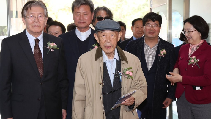 故 김정옥 연극연출가(가운데). 연합뉴스