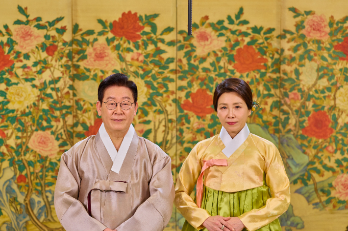 2026년 새해 인사하는 이재명 대통령과 김혜경 여사. 청와대 제공