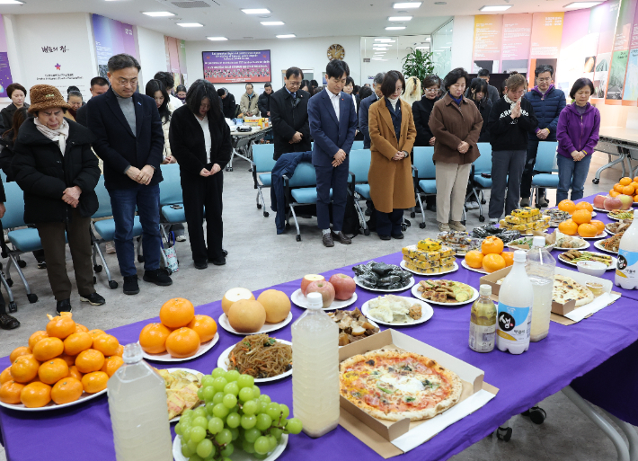 17일 서울 종로구 기억·소통공간 '별들의집'에서 10·29 이태원참사 유가족협의회와 시민대책회의가 연 상차림 행사에서 참가자들이 묵념을 하고 있다. 연합뉴스