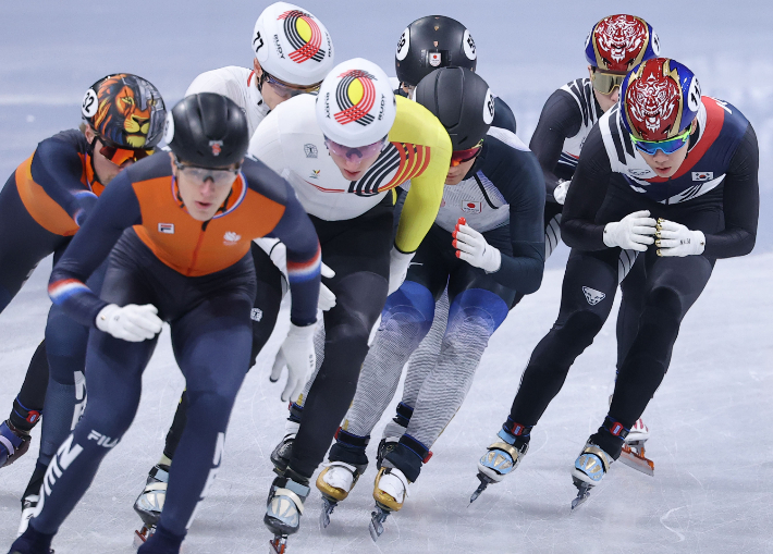 16일(현지시간) 이탈리아 밀라노 아이스스케이팅 아레나에서 열린 2026 밀라노-코르티나담페초 동계올림픽 쇼트트랙 남자 5000m 계주 준결승에서 신동민이 이준서와 주자 교대를 하고 있다. 연합뉴스