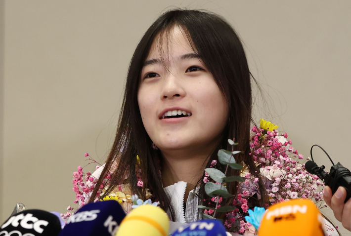 2026 밀라노·코르티나 동계올림픽 스노보드 여자 하프파이프에서 금메달을 획득한 최가온이 16일 인천국제공항 2터미널을 통해 귀국 후 취재진과 인터뷰를 하고 있다. 연합뉴스