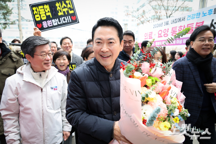 국민의힘 장동혁 대표가 13일 오전 약자와의 동행위원회 설맞이 봉사활동을 위해 중림종합사회복지관에 도착해 지지자들로 부터 환영을 받고 있다. 황진환 기자