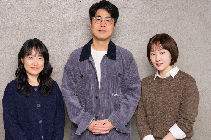 제작진은 출연자 메이크업과 의상에 대해서도 설명했다. 김재원 PD는 "첫날 사전 인터뷰는 저희가 메이크업을 해드리는데 지옥도에서는 본인이 직접 한다"고 말했다. 김정현 PD도 "지옥도에 처음 등장할 때 의상의 경우 출연자가 다 같이 앉아 있어야 해서 색상이 겹치지 않도록 피해달라고 말씀은 드린다"고 밝혔다. 좌측부터 박수지·김재원·김정현 PD. 넷플릭스