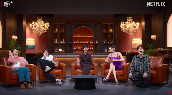 '솔로지옥' 시리즈는 커플이 되어야만 외딴섬인 지옥도에서 벗어날 수 있는 연애 리얼리티 프로그램으로, 마음이 맞는 출연자들은 천국도에서 데이트를 즐기며 하루를 보낸다. 작품은 매 시즌 주목받으며 송지아·덱스·신슬기·이관희·윤하정·이시안·육준서 등 다수의 스타를 배출했다. 넷플릭스 제공