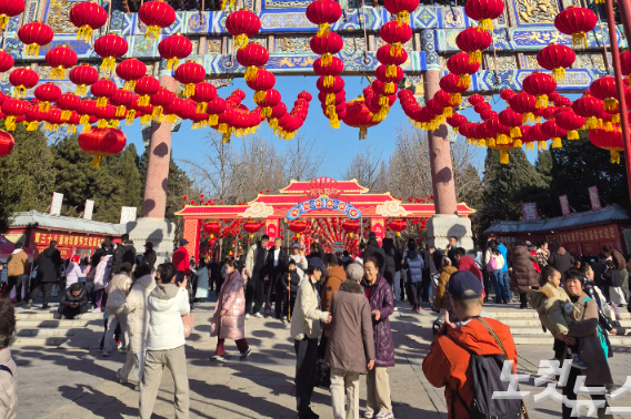 중국 베이징의 지단공원 출입문. 정영철 기자 