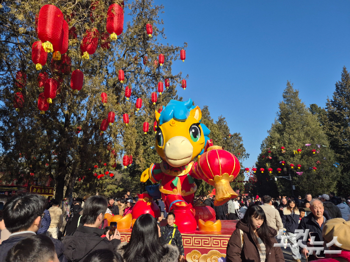 베이징 지단공원 안에 설치된 말 조형물. 정영철 기자 