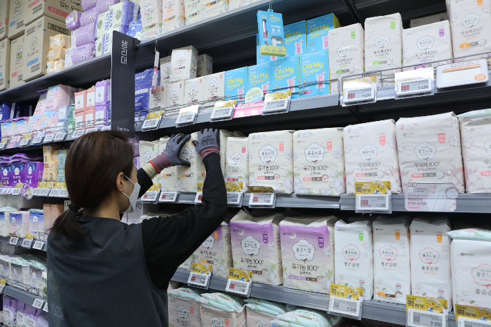 행사 기간 생리대 50여 종을 행사카드 결제 시 5천원 균일가에 판매하며, 일부 상품은 최대 70% 할인된다. 이마트 제공