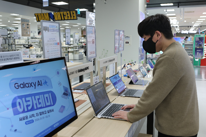 '레노버 태블릿(Y700 3세대)', '삼성 갤럭시북4'는 각각 5만원 할인하고, 캐논·엡손 복합기 전 제품을 최대 20% 할인한다. 이마트 제공