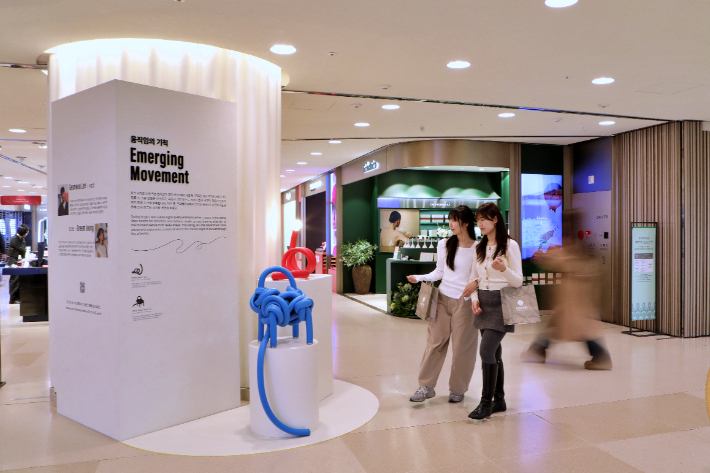 롯데백화점은 고객이 동선에서 작품을 감상할 수 있도록 하는 '아트 VM 프로젝트'를 본점에 처음 도입했다. 롯데백화점 제공