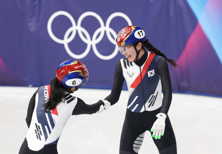 14일(현지시간) 이탈리아 밀라노 아이스스케이팅 아레나에서 열린 2026 밀라노-코르티나담페초 동계올림픽 쇼트트랙 여자 3000m 계주 준결승에 출전한 한국 김길리가 피니시라인을 1위로 통과한 뒤 심석희와 기뻐하고 있다. 연합뉴스