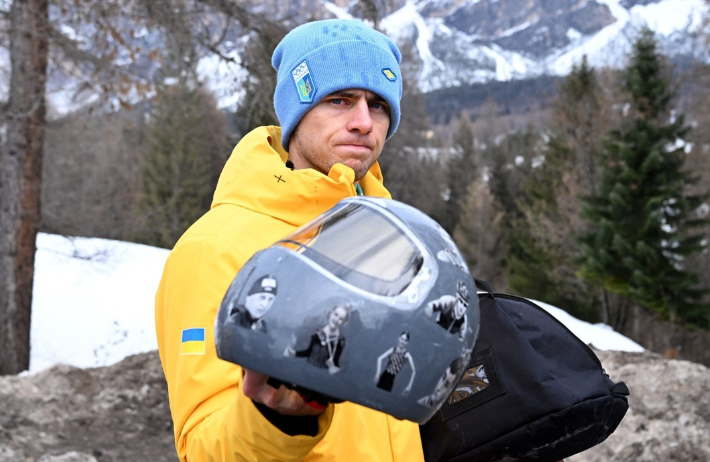 우크라이나 스켈레톤 선수 블라디슬라프 헤라스케비치가 전쟁 희생자를 헬멧을 들고 있다. 연합뉴스