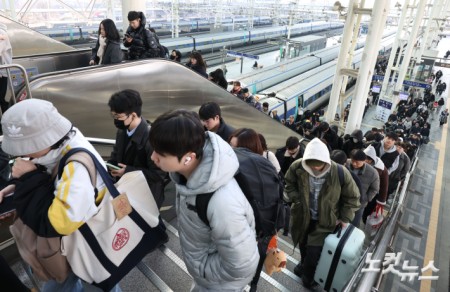 설 연휴 마지막 날인 18일 오전 서울역이 귀경객들로 붐비고 있다.