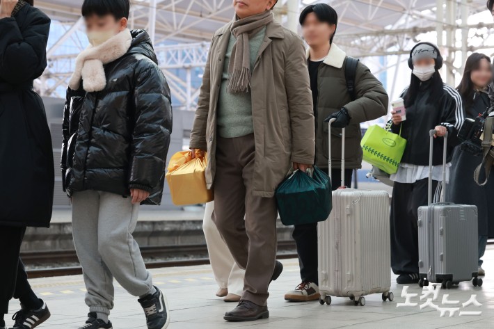 설 연휴 마지막 날인 18일 오전 서울역이 귀경객들로 붐비고 있다.