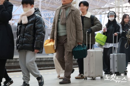 설 연휴 마지막 날인 18일 오전 서울역이 귀경객들로 붐비고 있다.