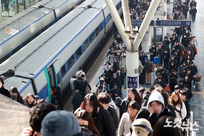 설 연휴 마지막 날인 18일 오전 서울역이 귀경객들로 붐비고 있다.