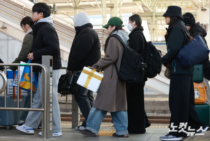 설 연휴 마지막 날인 18일 오전 서울역이 귀경객들로 붐비고 있다.