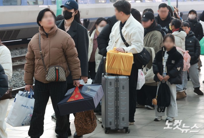 설 연휴 마지막 날인 18일 오전 서울역이 귀경객들로 붐비고 있다.