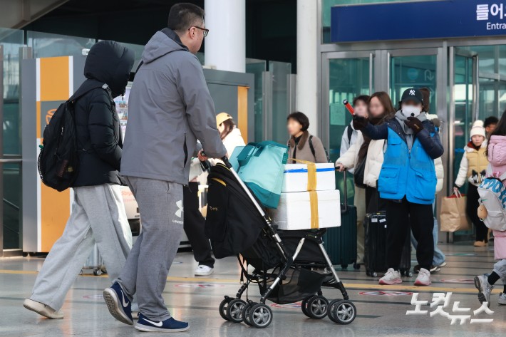 설 연휴 마지막 날인 18일 오전 서울역이 귀경객들로 붐비고 있다.