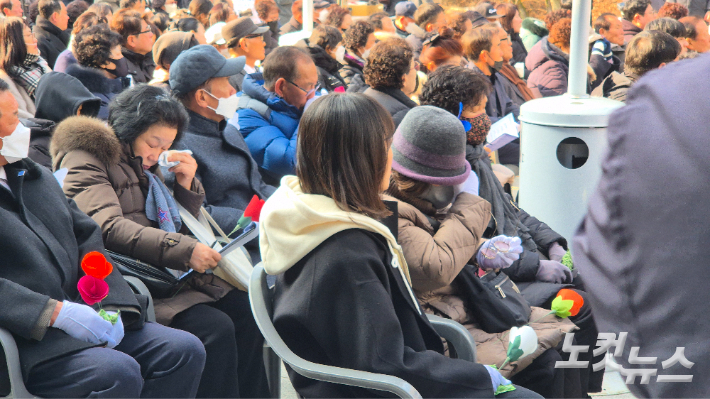 18일 대구시민안전테마파크에서 열린 대구 지하철 화재 참사 23주기 추모식에서 유족들이 눈물을 보이고 있다. 정진원 기자