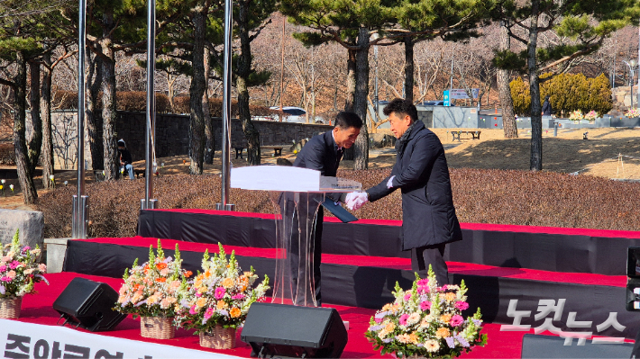 18일 팔공산 동화마을 상가번영회와 대구 지하철 참사 희생자 대책위원회가 희생자 수목장 인정 등 추모사업을 위해 상생 협약을 맺었다. 정진원 기자