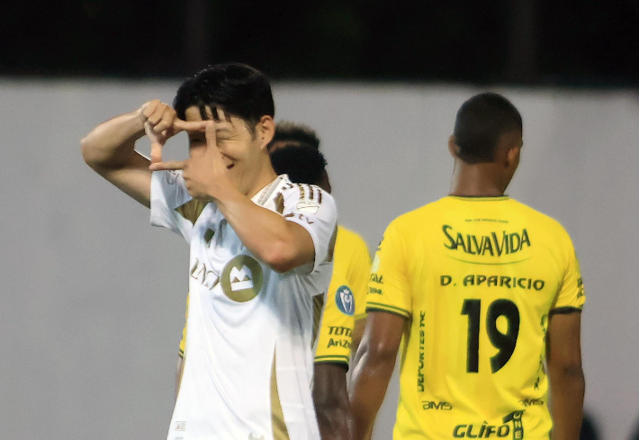 찰칵 세리머니 하는 손흥민. 연합뉴스