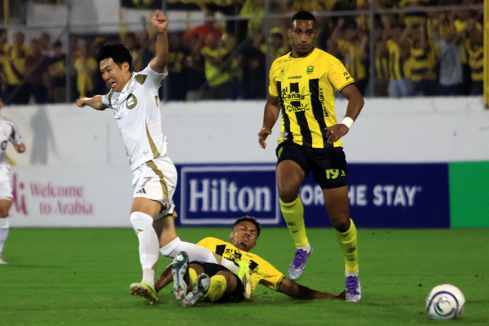 1골 3도움 맹활약한 손흥민(왼쪽). 연합뉴스