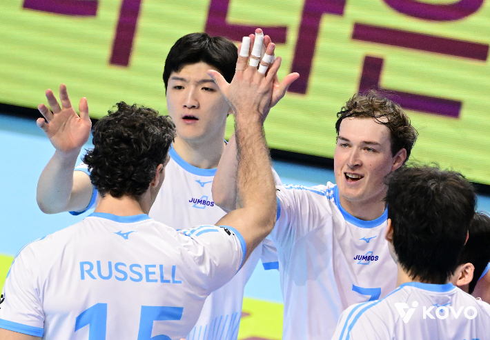 활짝 웃는 이든(오른쪽). 한국배구연맹