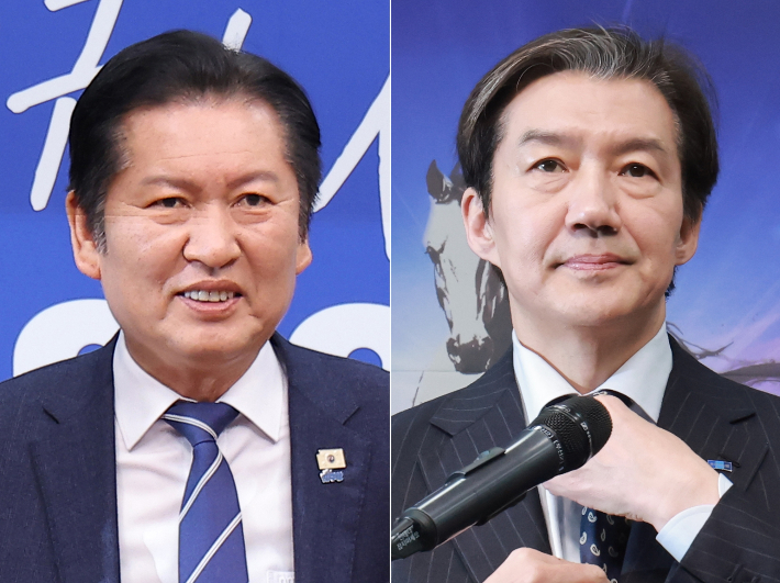 11일 국회에서 열린 최고위원회의에 참석한 민주당 정청래 대표(왼쪽)와 민주당이 제안한 '연대 및 통합을 위한 추진준비위'에 관해 입장을 밝히기에 앞서 넥타이를 고쳐 매는 조국혁신당 조국 대표. 연합뉴스