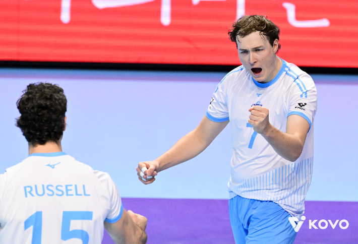 환호하는 이든. 한국배구연맹