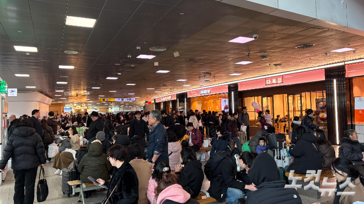 설 연휴 마지막 날인 18일 오후 2시쯤 서울역 대합실도 대기하는 시민들로 인산인해를 이뤘다. 김수정 기자