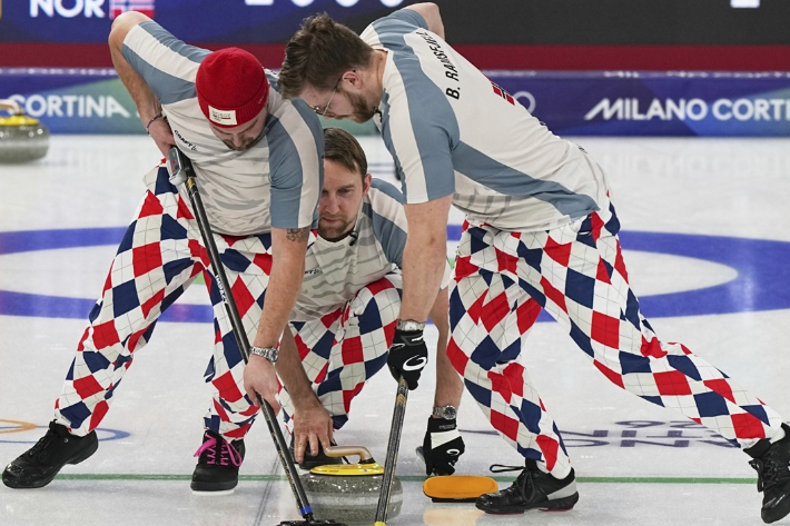 피에로 같은 바지 입고 출전한 노르웨이 컬링 대표팀. 연합뉴스