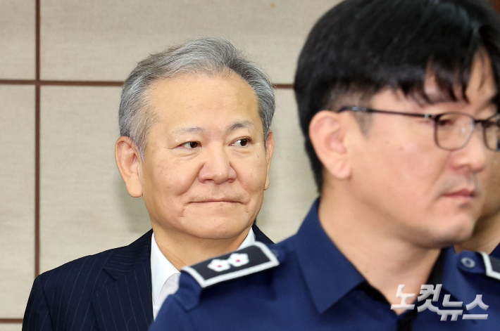 12·3 비상계엄 관련 언론사 단전·단수를 지시한 혐의로 구속기소 된 이상민 전 행정안전부 장관이 17일 오전 서울 서초구 서울중앙지방법원에서 열린 첫 공판에 출석하고 있다. 사진공동취재단