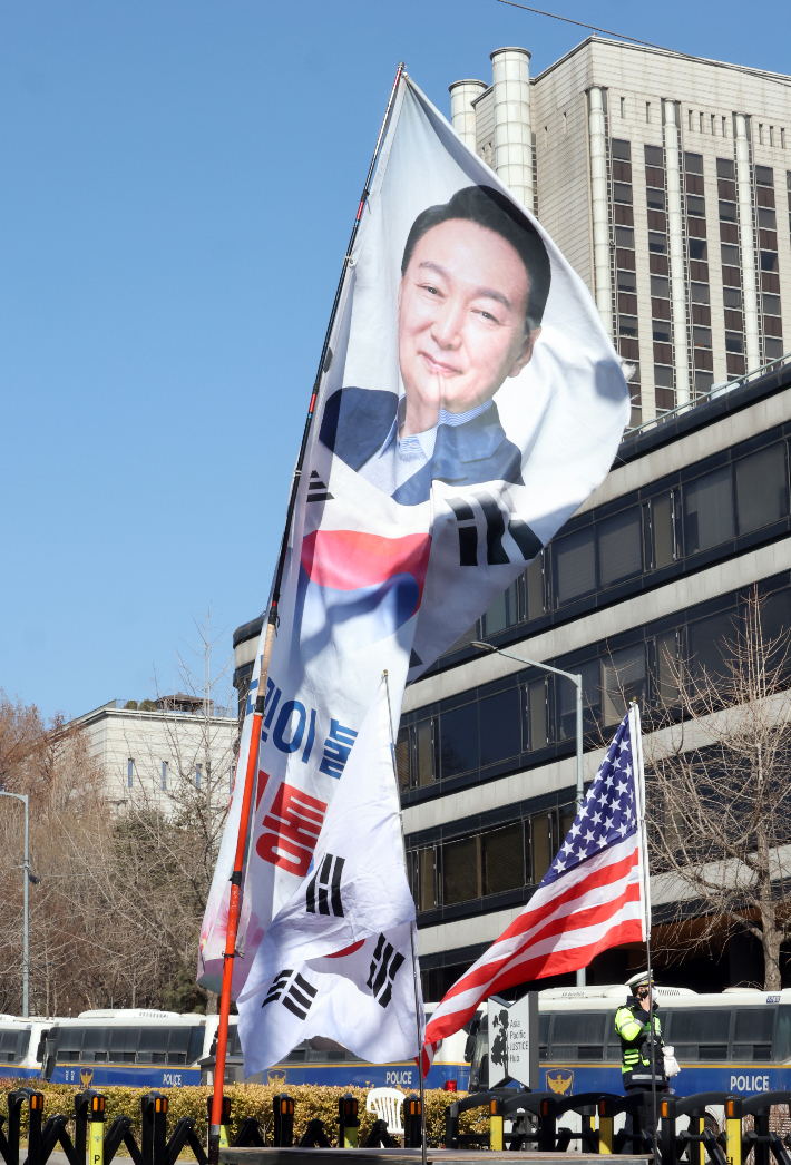 12·3 비상계엄과 관련한 윤석열 전 대통령의 내란 우두머리 혐의 사건 1심 선고를 앞둔 18일 서울 서초구 서울중앙지법 서문 앞에 경찰 버스가 주차돼 있다. 연합뉴스