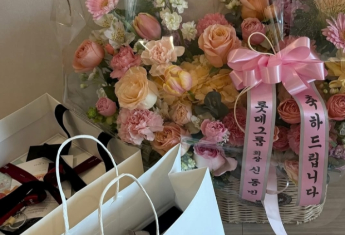 최가온이 SNS에 공개한 신동빈 회장의 선물. SNS 캡처