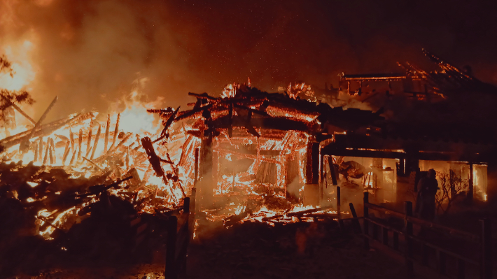 18일 오후 9시 38분쯤 전북 익산시 금마면 한 음식점에서 불이 나 화염과 연기가 치솟고 있다. 연합뉴스