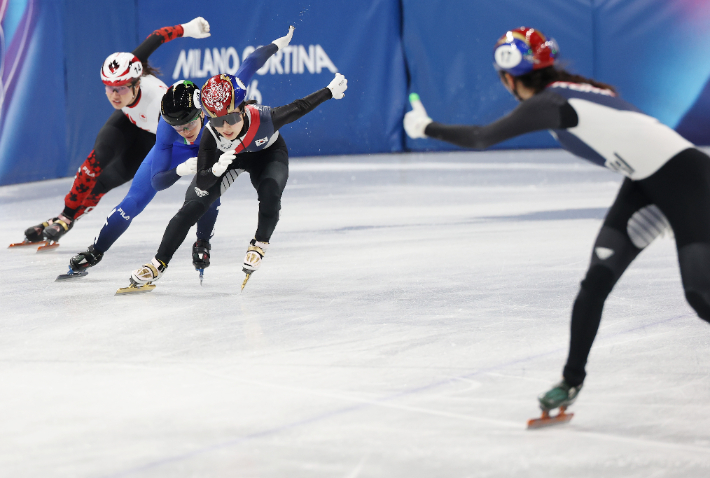 18일(현지시간) 이탈리아 밀라노 아이스스케이팅 아레나에서 열린 2026 밀라노·코르티나담페초 동계올림픽 쇼트트랙 여자 3000m 계주 결승에서 한국 마지막 주자 김길리가 피니시라인을 향해 1위로 달리고 있다. 사진 오른쪽은 심석희. 연합뉴스