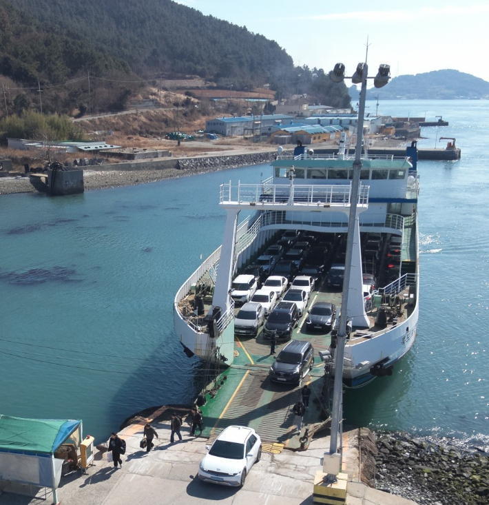 여수 신기-여천 항로를 오가는 여객선. KOMSA 여수운항관리센터 제공