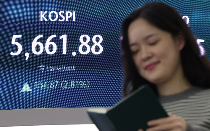 19일 서울 중구 하나은행 본점에서 직원들이 업무를 보고 있다. 연합뉴스