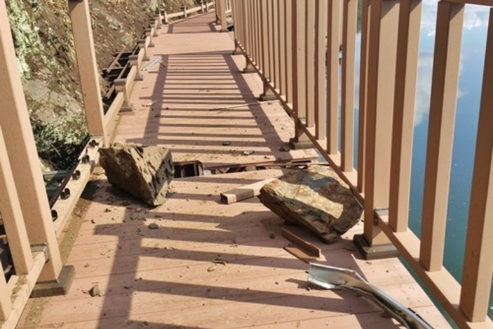 탐방로에 떨어진 돌덩이. 연합뉴스