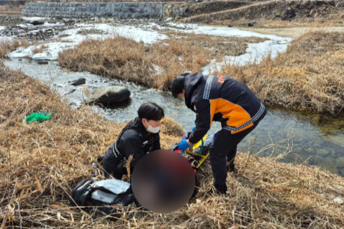 지난 16일 오후 1시 17분쯤 원주시 귀래면의 한 하천에서 60대 남성이 심정지 상태로 발견돼 병원으로 이송됐으나 숨졌다. 강원소방본부 제공