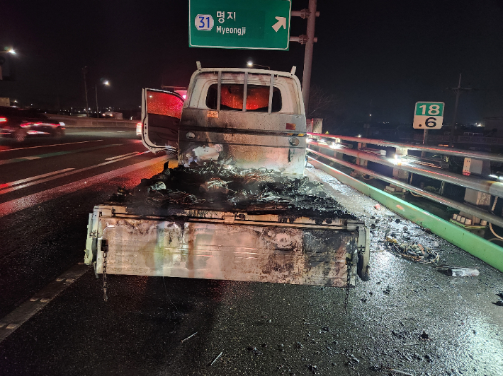19일 남해2지선고속도로 서부산IC 인근에서 창원방향으로 달리던 1t 트럭에서 불이 났다. 부산소방재난본부 제공 