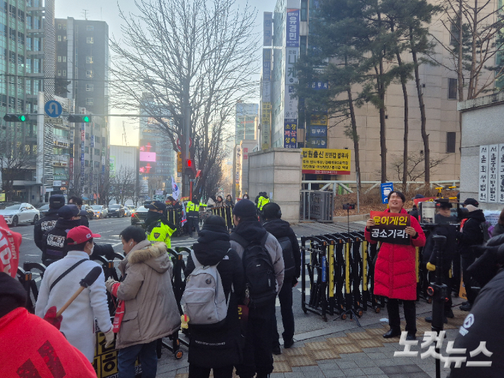윤석열 전 대통령의 지지자들이 19일 오전 서울중앙지법 정문 앞에서 윤 전 대통령의 무죄를 촉구하는 집회를 진행하고 있다. 주보배 기자