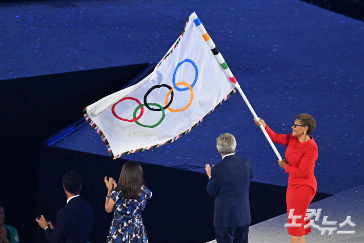 2024파리올림픽 폐회식에서 나부끼는 오륜기. 생드니=올림픽사진공동취재단/YW. 황진환 기자