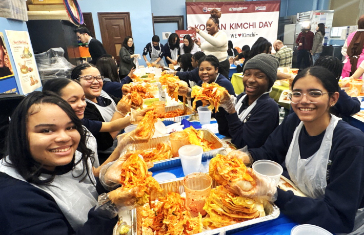 뉴욕의 한 고등학교에서 열린 김치담그기 체험 행사. 한국농수산식품유통공사(aT) 제공