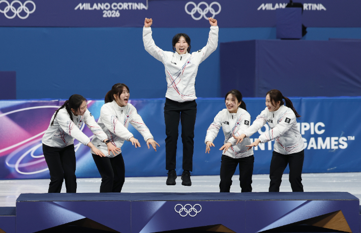 18일(현지시간) 이탈리아 밀라노 아이스스케이팅 아레나에서 열린 2026 밀라노·코르티나담페초 동계올림픽 쇼트트랙 여자 3000m 계주 결승에서 금메달을 따낸 한국 선수들이 시상대에 오르고 있다. 사진 오른쪽부터 최민정, 김길리, 이소연, 노도희, 심석희. 연합뉴스