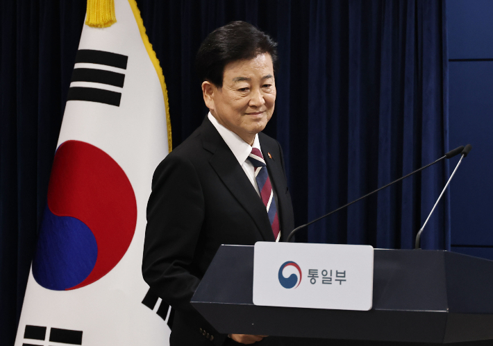 정동영 통일부 장관이 18일 서울 종로구 정부서울청사 브리핑룸에서 대북 무인기사건 재발방지대책을 발표하기 위해 입장하고 있다. 연합뉴스