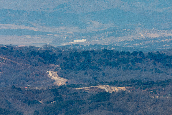 9일 경기도 파주시 접경지역에서 바라본 DMZ 일대가 적막하다. 연합뉴스