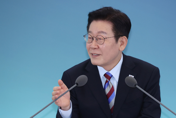 이재명 대통령이 6일 창원 성산구 창원컨벤션센터에서 열린 '경남의 마음을 듣다' 타운홀미팅 간담회에서 발언하고 있다. 연합뉴스 